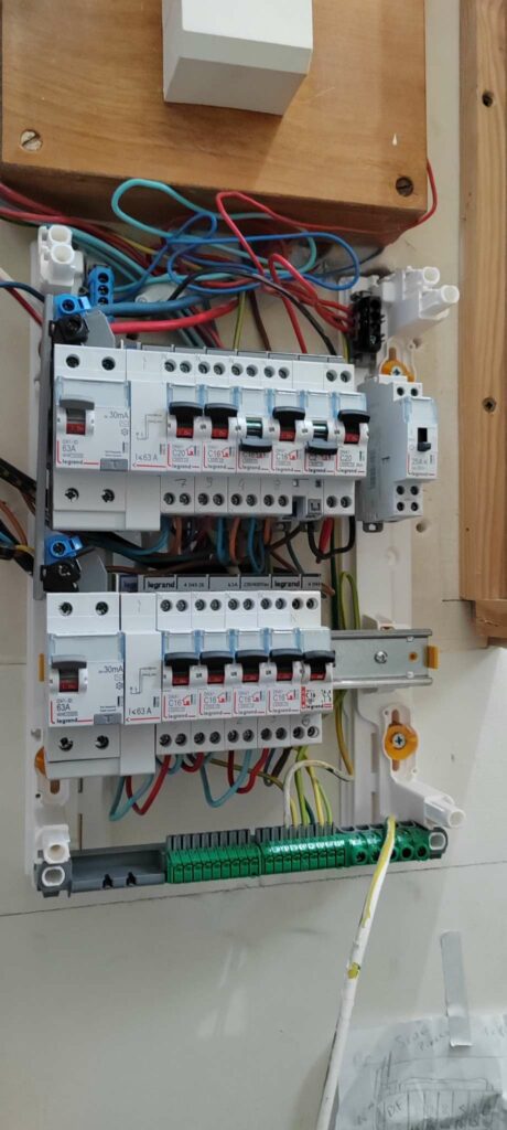 Mise aux normes tableau électrique en Seine-et-Marne – Remplacement, tirage de ligne et coffrage bois peint